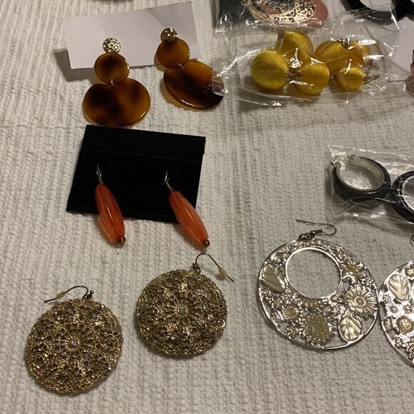 Bundle of 31 pair earrings plus one necklace.  Some are new and some are not - Picture 5 of 10
